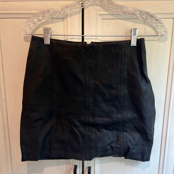 We the free | Modern Femme Faux Leather Mini Skirt in Black | size 2 - Picture 2 of 6